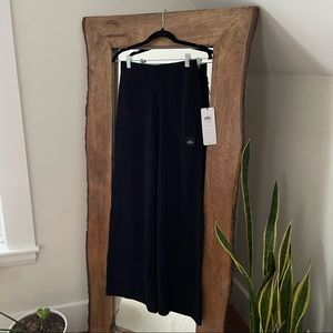 NWT Alo Yoga Ribbed Take Comfort Wide Leg Pant (SZ S)